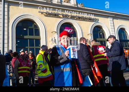 Montauban, Frankreich. 11. Februar 2023. Vierter Tag des Streiks und der Demonstration durch die Interunion (CFDT, CGT, FO, CFE-CGC, CFTC, UNSA, Solidaires, FSU), um gegen den Plan der Regierung zu protestieren, das gesetzliche Rentenalter von 62 auf 64 Jahre anzuheben. Frankreich, Montauban, 11. Februar 2023. Foto: Patricia Huchot-Boissier/ABACAPRESS.COM Kredit: Abaca Press/Alamy Live News Stockfoto