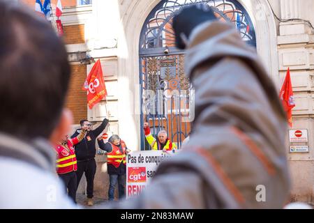 Montauban, Frankreich. 11. Februar 2023. Demonstranten mit erhobener Faust vor den geschlossenen Toren des Rathauses von Montauban. Vierter Tag des Streiks und der Demonstration durch die Interunion (CFDT, CGT, FO, CFE-CGC, CFTC, UNSA, Solidaires, FSU), um gegen den Plan der Regierung zu protestieren, das gesetzliche Rentenalter von 62 auf 64 Jahre anzuheben. Frankreich, Montauban, 11. Februar 2023. Foto: Patricia Huchot-Boissier/ABACAPRESS.COM Kredit: Abaca Press/Alamy Live News Stockfoto