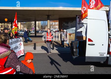 Montauban, Frankreich. 11. Februar 2023. Vierter Tag des Streiks und der Demonstration durch die Interunion (CFDT, CGT, FO, CFE-CGC, CFTC, UNSA, Solidaires, FSU), um gegen den Plan der Regierung zu protestieren, das gesetzliche Rentenalter von 62 auf 64 Jahre anzuheben. Frankreich, Montauban, 11. Februar 2023. Foto: Patricia Huchot-Boissier/ABACAPRESS.COM Kredit: Abaca Press/Alamy Live News Stockfoto