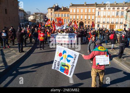 Montauban, Frankreich. 11. Februar 2023. Vierter Tag des Streiks und der Demonstration durch die Interunion (CFDT, CGT, FO, CFE-CGC, CFTC, UNSA, Solidaires, FSU), um gegen den Plan der Regierung zu protestieren, das gesetzliche Rentenalter von 62 auf 64 Jahre anzuheben. Frankreich, Montauban, 11. Februar 2023. Foto: Patricia Huchot-Boissier/ABACAPRESS.COM Kredit: Abaca Press/Alamy Live News Stockfoto