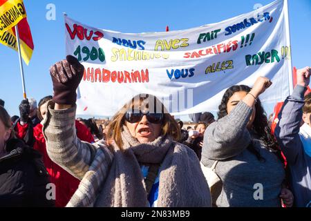 Montauban, Frankreich. 11. Februar 2023. Eine Frau im Vordergrund ruft einen Slogan mit erhobener Faust, mit in Make a Banner, Sie haben uns untergehen lassen, 1900 geopferte Gehälter!!! Bahadourian Sie werden dafür bezahlen!!!! Vierter Tag des Streiks und der Demonstration durch die Interunion (CFDT, CGT, FO, CFE-CGC, CFTC, UNSA, Solidaires, FSU), um gegen den Plan der Regierung zu protestieren, das gesetzliche Rentenalter von 62 auf 64 Jahre anzuheben. Frankreich, Montauban, 11. Februar 2023. Foto: Patricia Huchot-Boissier/ABACAPRESS.COM Kredit: Abaca Press/Alamy Live News Stockfoto