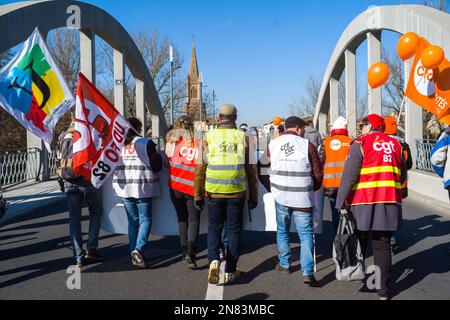 Montauban, Frankreich. 11. Februar 2023. Gewerkschafter von hinten. Vierter Tag des Streiks und der Demonstration durch die Interunion (CFDT, CGT, FO, CFE-CGC, CFTC, UNSA, Solidaires, FSU), um gegen den Plan der Regierung zu protestieren, das gesetzliche Rentenalter von 62 auf 64 Jahre anzuheben. Frankreich, Montauban, 11. Februar 2023. Foto: Patricia Huchot-Boissier/ABACAPRESS.COM Kredit: Abaca Press/Alamy Live News Stockfoto