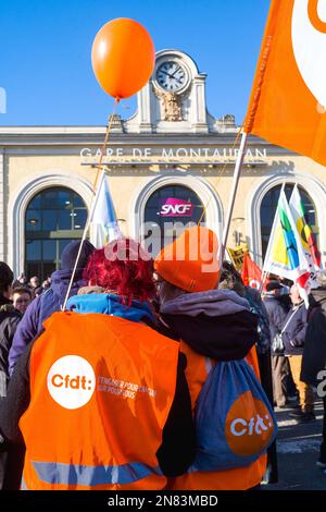 Montauban, Frankreich. 11. Februar 2023. Vierter Tag des Streiks und der Demonstration durch die Interunion (CFDT, CGT, FO, CFE-CGC, CFTC, UNSA, Solidaires, FSU), um gegen den Plan der Regierung zu protestieren, das gesetzliche Rentenalter von 62 auf 64 Jahre anzuheben. Frankreich, Montauban, 11. Februar 2023. Foto: Patricia Huchot-Boissier/ABACAPRESS.COM Kredit: Abaca Press/Alamy Live News Stockfoto