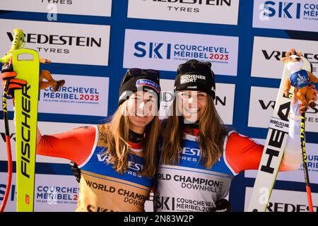 Frankreich. 11. Februar 2023. Jasmine Flury aus der Schweiz (links, Sieger) und Corinne Suter aus der Schweiz (3. Platz) nach dem Frauen-Downhill-Skirennen in Meribel Frankreich. (Kreditbild: © Christopher Levy/ZUMA Press Wire) NUR REDAKTIONELLE VERWENDUNG! Nicht für den kommerziellen GEBRAUCH! Kredit: ZUMA Press, Inc./Alamy Live News Stockfoto