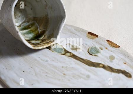 Handgefertigte leere Keramik auf Textilhintergrund. Stockfoto