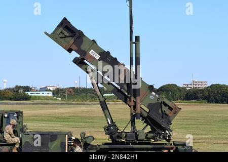 Präfektur Kanagawa, Japan - 25. Oktober 2020: Mobiler Boden-Luft-Raketenwerfer der US-Armee Raytheon MIM-104 Patriot. Stockfoto
