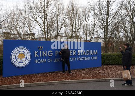 Leicester, Großbritannien. 11. Februar 2023 Ein Leicester City-Fan posiert vor dem Spiel der Premier League im King Power Stadium in Leicester für ein Foto. Der Bildausdruck sollte lauten: Darren Staples / Sportimage Guthaben: Sportimage/Alamy Live News Guthaben: Sportimage/Alamy Live News Stockfoto