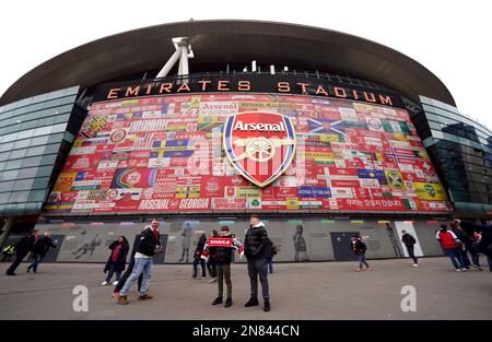 Neue Kunstwerke an der Außenseite des Stadions vor dem Spiel der Premier League im Emirates Stadium, London. Foto: Samstag, 11. Februar 2023. Stockfoto