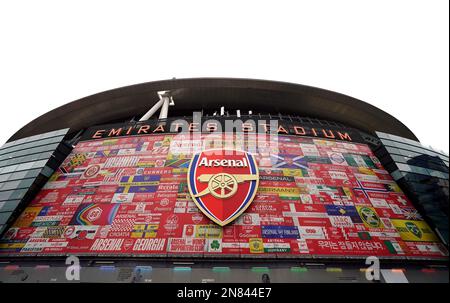 Neue Kunstwerke an der Außenseite des Stadions vor dem Spiel der Premier League im Emirates Stadium, London. Foto: Samstag, 11. Februar 2023. Stockfoto