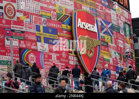 Neue Kunstwerke an der Außenseite des Stadions vor dem Spiel der Premier League im Emirates Stadium, London. Foto: Samstag, 11. Februar 2023. Stockfoto