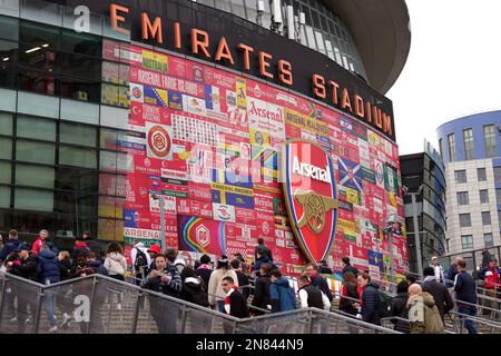 Neue Kunstwerke an der Außenseite des Stadions vor dem Spiel der Premier League im Emirates Stadium, London. Foto: Samstag, 11. Februar 2023. Stockfoto