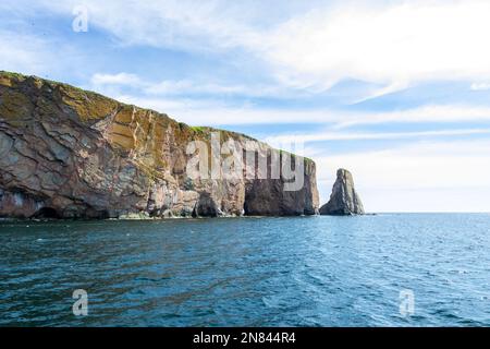 Blick auf den Percé Rock, eine riesige steile Felsformation im Golf von St. Lawrence an der Spitze der Gaspé-Halbinsel in Québec, Kanada, vor der Percé Bay. Stockfoto