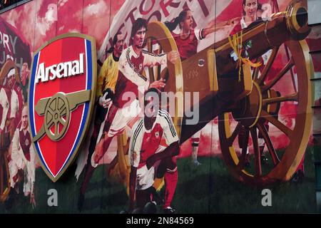 Neue Kunstwerke an der Außenseite des Stadions vor dem Spiel der Premier League im Emirates Stadium, London. Foto: Samstag, 11. Februar 2023. Stockfoto