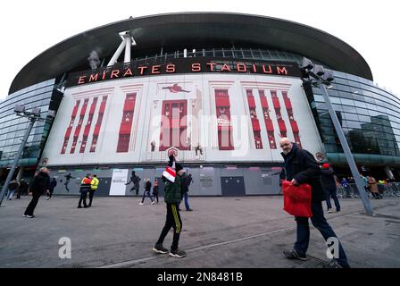 Neue Kunstwerke an der Außenseite des Stadions vor dem Spiel der Premier League im Emirates Stadium, London. Foto: Samstag, 11. Februar 2023. Stockfoto