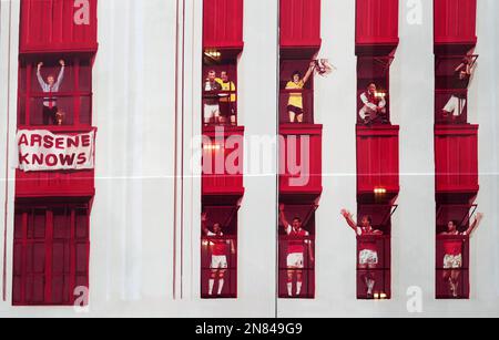 Neue Kunstwerke an der Außenseite des Stadions vor dem Spiel der Premier League im Emirates Stadium, London. Foto: Samstag, 11. Februar 2023. Stockfoto