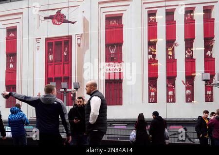 Neue Kunstwerke an der Außenseite des Stadions vor dem Spiel der Premier League im Emirates Stadium, London. Foto: Samstag, 11. Februar 2023. Stockfoto