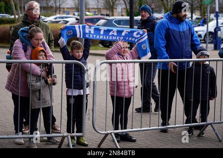 Wigan, Großbritannien. 11. Februar 2023. Junge Terriers-Fans begrüßen ihr Team vor dem Sky Bet Championship-Spiel Wigan Athletic vs Huddersfield Town im DW Stadium, Wigan, Großbritannien, 11. Februar 2023 (Foto von Steve Flynn/News Images) in Wigan, Großbritannien, am 2./11. Februar 2023. (Foto: Steve Flynn/News Images/Sipa USA) Guthaben: SIPA USA/Alamy Live News Stockfoto