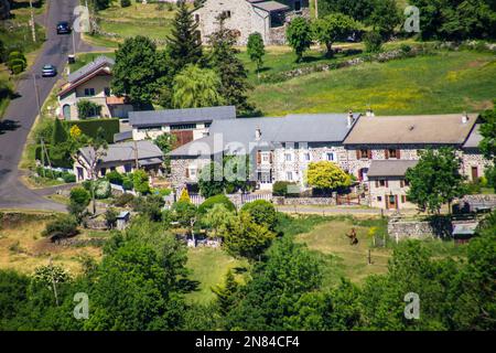 Ein Luftbild von Häusern und einer Straße in Saint Julien Chapteuil, Frankreich Stockfoto