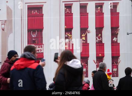 Neue Kunstwerke an der Außenseite des Stadions vor dem Spiel der Premier League im Emirates Stadium, London. Foto: Samstag, 11. Februar 2023. Stockfoto