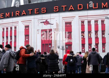 Neue Kunstwerke an der Außenseite des Stadions vor dem Spiel der Premier League im Emirates Stadium, London. Foto: Samstag, 11. Februar 2023. Stockfoto