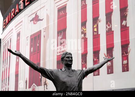 Die Tony Adams-Statue vor neuen Kunstwerken auf der Außenseite des Stadions vor dem Premier League-Spiel im Emirates Stadium, London. Foto: Samstag, 11. Februar 2023. Stockfoto