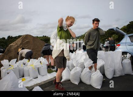 Aukland, Neuseeland. 11. Februar 2023. Die Bewohner tragen Sandsäcke in einer temporären Sandlagerstätte in Auckland, Neuseeland, 11. Februar 2023. Neuseelands größte Stadt Auckland richtete temporäre Sandlagerstätten ein und stellte den Bewohnern Sandsäcke zur Verfügung, um sich auf neue Unwetterereignisse vorzubereiten. Die letzte Rekordregenrunde hat seit Januar 27 massive Überschwemmungen an Häusern und Grundstücken verursacht. Kredit: Zhao Gang/Xinhua/Alamy Live News Stockfoto