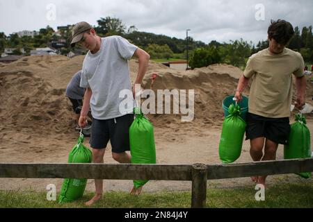 Aukland, Neuseeland. 11. Februar 2023. Die Bewohner tragen Sandsäcke in einer temporären Sandlagerstätte in Auckland, Neuseeland, 11. Februar 2023. Neuseelands größte Stadt Auckland richtete temporäre Sandlagerstätten ein und stellte den Bewohnern Sandsäcke zur Verfügung, um sich auf neue Unwetterereignisse vorzubereiten. Die letzte Rekordregenrunde hat seit Januar 27 massive Überschwemmungen an Häusern und Grundstücken verursacht. Kredit: Zhao Gang/Xinhua/Alamy Live News Stockfoto