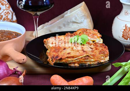 Lasagne alla Bolognese ist ein gebackenes Nudelgericht der traditionellen Emilia-Romagna-Küche. Sehr energisch und kalorisch. Stockfoto