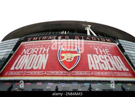 Neue Kunstwerke an der Außenseite des Stadions vor dem Spiel der Premier League im Emirates Stadium, London. Foto: Samstag, 11. Februar 2023. Stockfoto