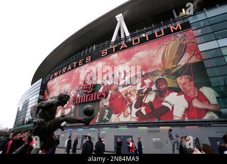 Neue Kunstwerke an der Außenseite des Stadions vor dem Spiel der Premier League im Emirates Stadium, London. Foto: Samstag, 11. Februar 2023. Stockfoto