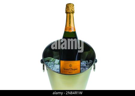 Nahaufnahme einer Flasche Champagner Veuve Clicquot in einem speziellen Eimer aus Med Ice, isoliert auf weißem Hintergrund. Schweden. Stockfoto
