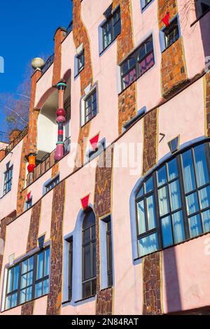 Fenster des grünen Zitadellengebäudes von Magdeburg Stockfoto