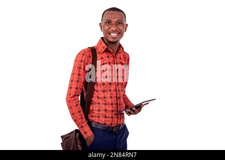 Porträt eines jungen Geschäftsmannes, der eine Tasche auf der Schulter trägt und ein digitales Tablet hält, während er lächelt. Stockfoto