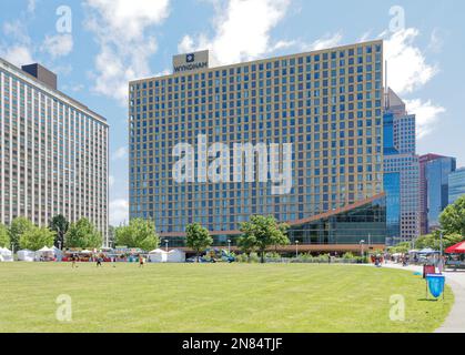 Das Wyndham Grand Pittsburgh Downtown wurde 1959 als Hilton erbaut und verfügt über eine Corbusier-inspirierte goldfarbene Aluminium- und Glashaut, die 2014 erweitert wurde. Stockfoto