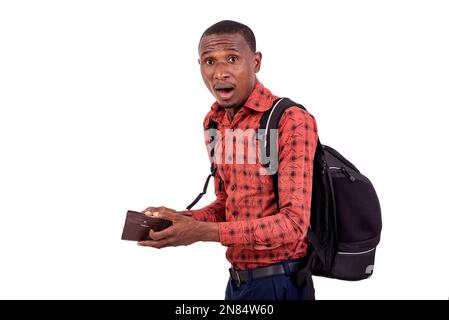Porträt eines überraschten jungen Schülers, der seine Brieftasche öffnete, während er in die Kamera schaute. Stockfoto