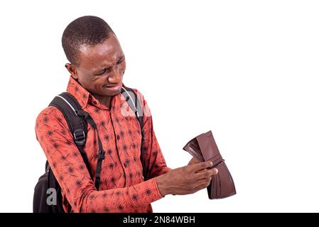 Porträt eines gutaussehenden jungen Students, der kein Geld hat und in seine Brieftasche schaut. Stockfoto