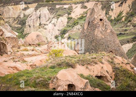 Feenschornsteine und Blick auf Ukasar, Nevşehir, Kappadokien, die Türkei Stockfoto