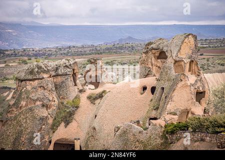 Feenschornsteine und Blick auf Ukasar, Nevşehir, Kappadokien, die Türkei Stockfoto