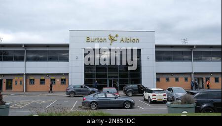 Pirelli Stadium, Burton, Staffordshire, Großbritannien. 11. Februar 2023. League One Football, Burton Albion gegen Exeter City; das Außendesign des Stadions Credit: Action Plus Sports/Alamy Live News Stockfoto