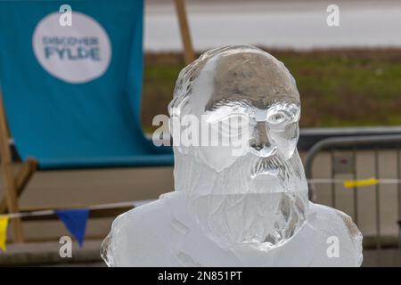 Lytham St. Annes, Lancashire. 11. Februar 2023, Eisskulpturenfestival. Herrliche Eisskulpturen in Lythams verlorenen Betonmuscheltanks, Gletschereisskulpturen schnitzen Tiere, Figuren und mystische Kreaturen und Designs aus riesigen Eisblöcken. Kredit: MediaWorldImages/AlamyLiveNews Stockfoto