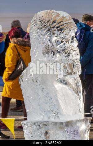 Lytham St. Annes, Lancashire. 11. Februar 2023, Eisskulpturenfestival. Herrliche Eisskulpturen in Lythams verlorenen Betonmuscheltanks, Gletschereisskulpturen schnitzen Tiere, Figuren und mystische Kreaturen und Designs aus riesigen Eisblöcken. Kredit: MediaWorldImages/AlamyLiveNews Stockfoto