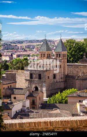 Blick auf das Bisagra-Tor, Eingang zur Stadt Toledo durch die alten Stadtmauern Stockfoto