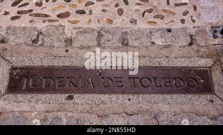 Geschrieben (jüdisches Viertel von toledo) auf einem Metallschild auf der Straße im jüdischen Viertel von Toledo Stockfoto