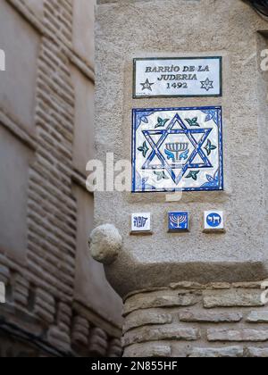 Symbole aus Keramikfliesen in den Straßen von Toledos jüdischem Viertel Stockfoto