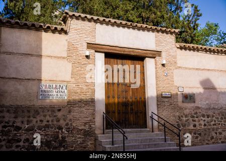 Eintritt zur Synagoge Santa Maria La Bianca (Übersetzung der Tafel: Nationaldenkmal, antike Synagoge aus dem 12. Jahrhundert) Stockfoto