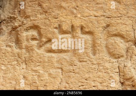 Inschrift vor der alten Höhle im Irak El-Amir Jordan Stockfoto