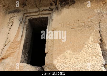 Eintritt zu einer der moderneren Höhlenwohnungen im Irak El-Amir, Jordanien Stockfoto