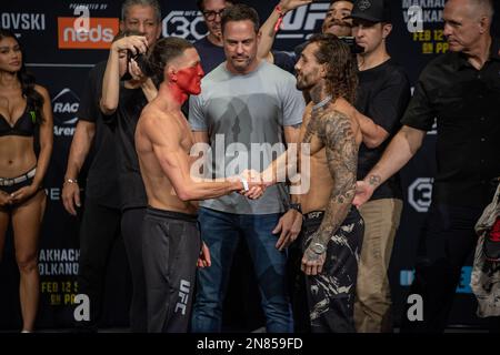 PERTH, AUSTRALIEN - 11. FEBRUAR: Shane Young und Blake Wilder stellen sich auf der UFC 284 dem Kampf vor 284: Makhachev gegen Volkanovski in der RAC Arena am 12. Februar 2023 in Perth, Westaustralien, Australien. (Foto: Matt Davies/PxImages) Kredit: Px Images/Alamy Live News Stockfoto