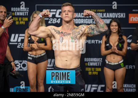 PERTH, AUSTRALIEN - 11. FEBRUAR: Jimmy Crute wiegt mit 204,5 kg auf dem UFC 284 und wiegt vor seinem Kampf auf dem UFC 284: Makhachev gegen Volkanovski in der RAC Arena am 12. Februar 2023 in Perth, Westaustralien, Australien. (Foto: Matt Davies/PxImages) Kredit: Px Images/Alamy Live News Stockfoto