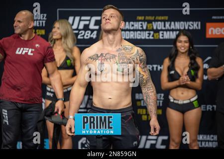 PERTH, AUSTRALIEN - 11. FEBRUAR: Jimmy Crute wiegt mit 204,5 kg auf dem UFC 284 und wiegt vor seinem Kampf auf dem UFC 284: Makhachev gegen Volkanovski in der RAC Arena am 12. Februar 2023 in Perth, Westaustralien, Australien. (Foto: Matt Davies/PxImages) Kredit: Px Images/Alamy Live News Stockfoto